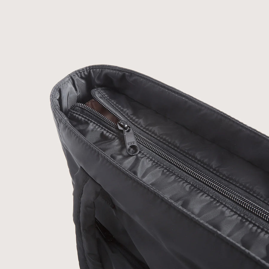 21L_Tote_with_Top_zipper_pocket_for_quick_access_to_essentials-Black_3bae20db-de92-42a7-a701-aabeaff5643f